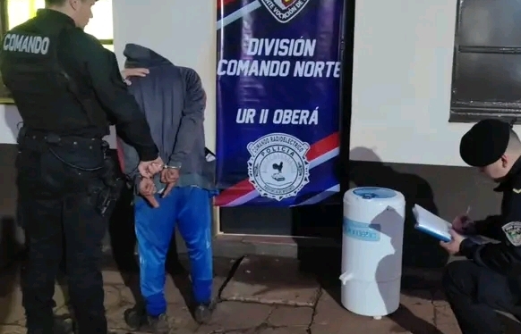 Lo buscaban por delitos y lo capturaron saltando un muro para&nbsp;robar