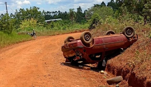 Un herido tras volcar en un camino&nbsp;terrado