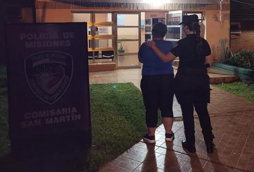 Mujer detenida tras agredir a policías y golpear un&nbsp;patrullero