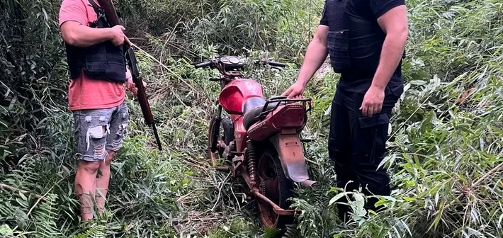 Ocultó motos robadas entre malezas y fue&nbsp;detenido