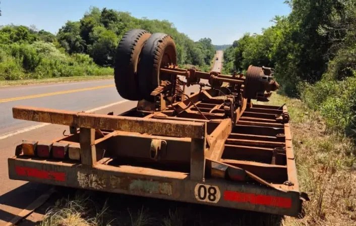 Cubiertas lisas: Perdió el acoplado y terminó volcando en la ruta&nbsp;12