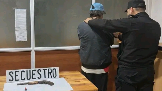 Amenazaba a su familia, huyó al monte y cayó armado en un&nbsp;campamento