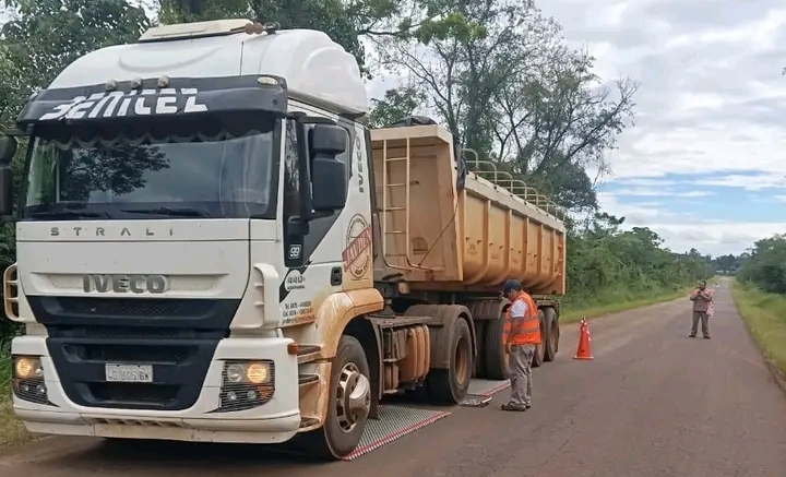 Vialidad controla peso y dimensiones de camiones en la Ruta&nbsp;103
