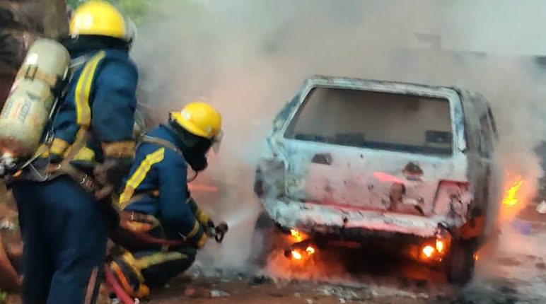Se incendió un auto y una&nbsp;moto