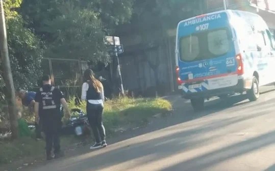 Motocilista grave tras chocar contra un auto en calle&nbsp;Günther