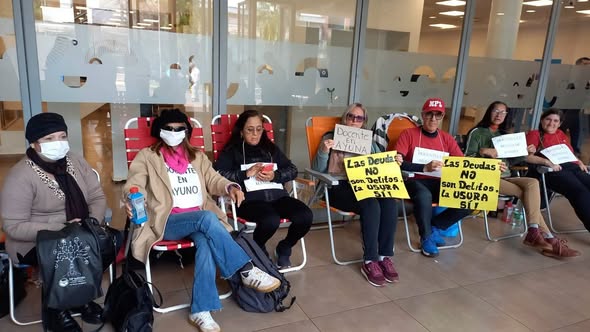 Huelga de hambre de docentes en el Banco Macro por endeudamientos: «la solución es sueldo&nbsp;digno»