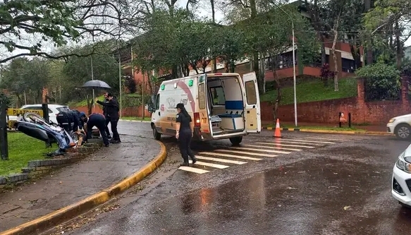 Motociclista herido tras chocar con un remis en avenida&nbsp;Sarmiento