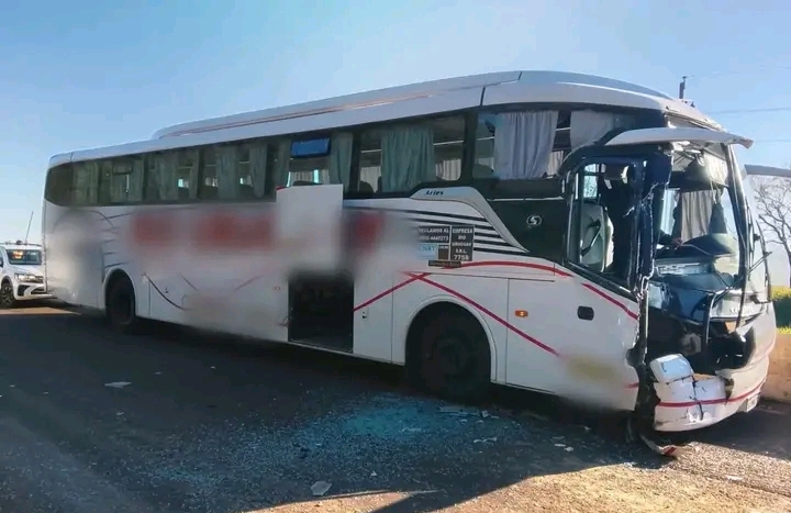 Colectivo chocó contra un carretón en la&nbsp;autovía