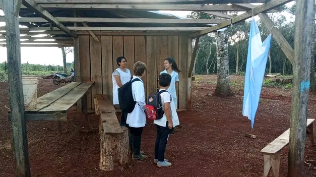 Piden colaboración para tres docentes que necesitan camas y&nbsp;colchones